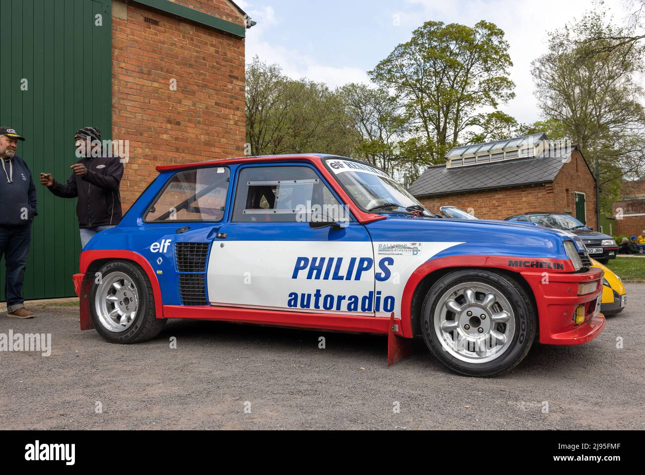 Renault 5 Turbo - Philips autoradio, in mostra allo Scramble di aprile che si tiene presso il Bicester Heritage Centre il 23rd aprile 2022 Foto Stock