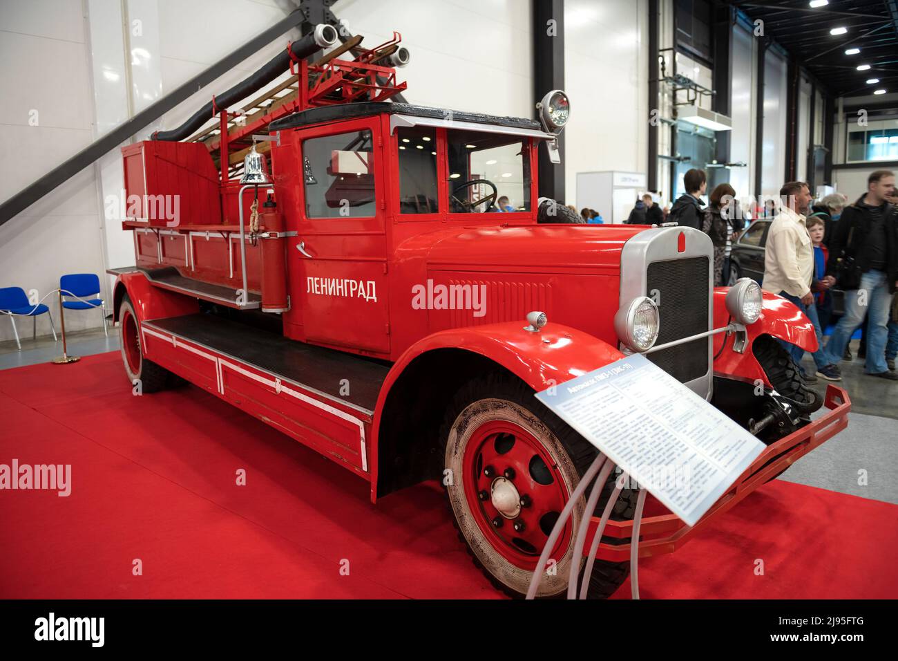 SAN PIETROBURGO, RUSSIA - 23 APRILE 2022: Vecchio camion dei pompieri PMZ-1 basato su ZIS-11 sulla mostra automatica Oldtimer Gallery Foto Stock