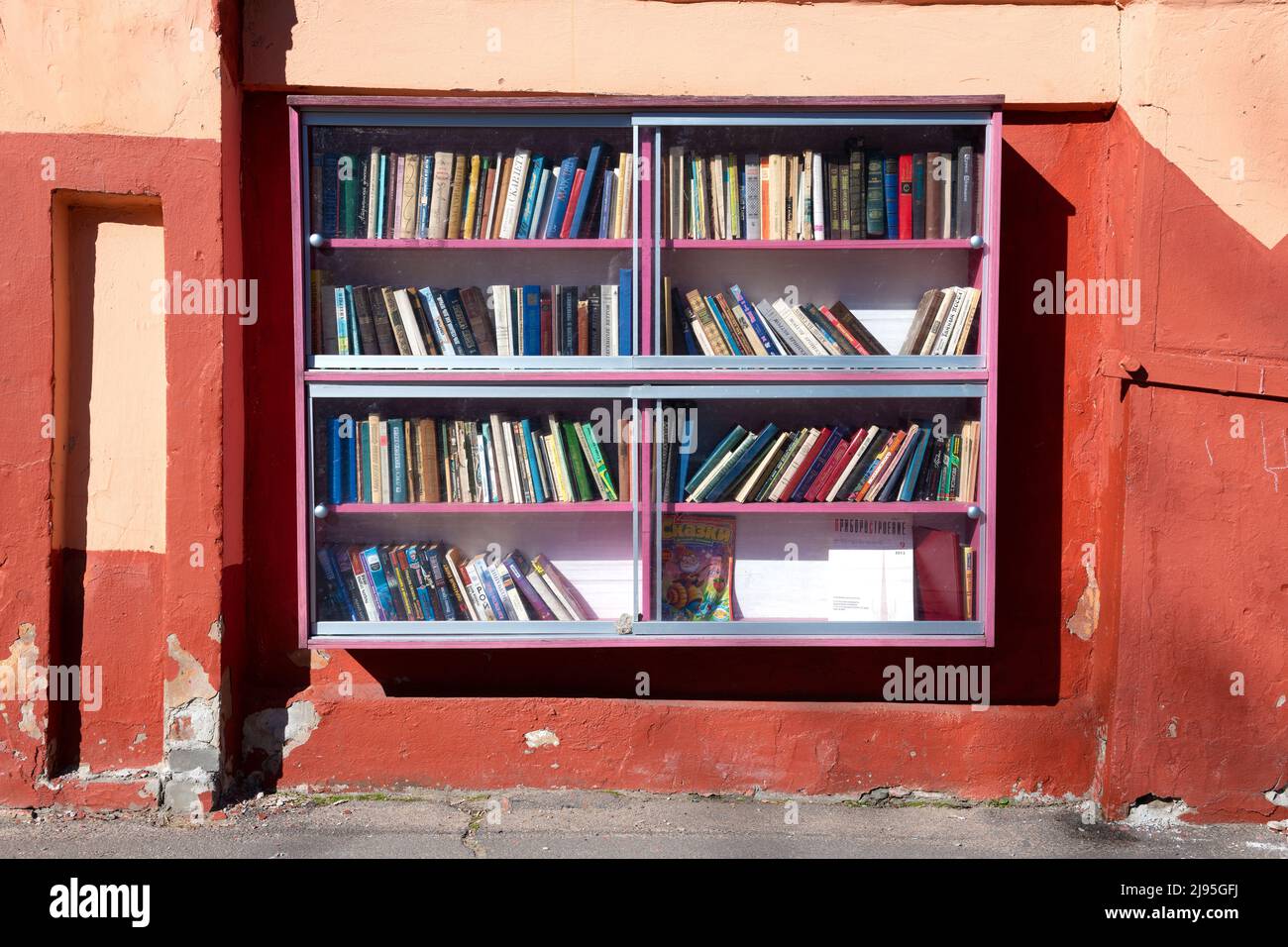 KRONSHTADT, RUSSIA - 01 MAGGIO 2022: Libreria all'aperto per lo scambio di libri gratuito in una giornata di sole Foto Stock