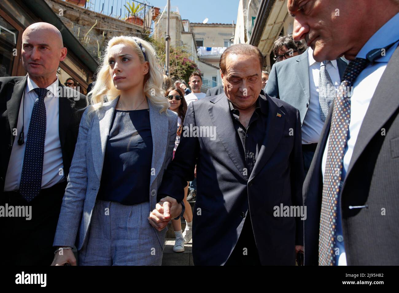 Napoli, Italia. 20th maggio 2022. Napoli, Silvio Berlusconi per il pranzo al Ristorante da Cicciotto di Marechiaro con il compagno Marta Fascina. Forza Italia il presidente Silvio Berlusconi con il partner Marta Fascina arriva al ristorante da Cicciotto di Marechiaro per una pausa dai lavori dell'assemblea nazionale degli Azzurri. Credit: Independent Photo Agency/Alamy Live News Foto Stock
