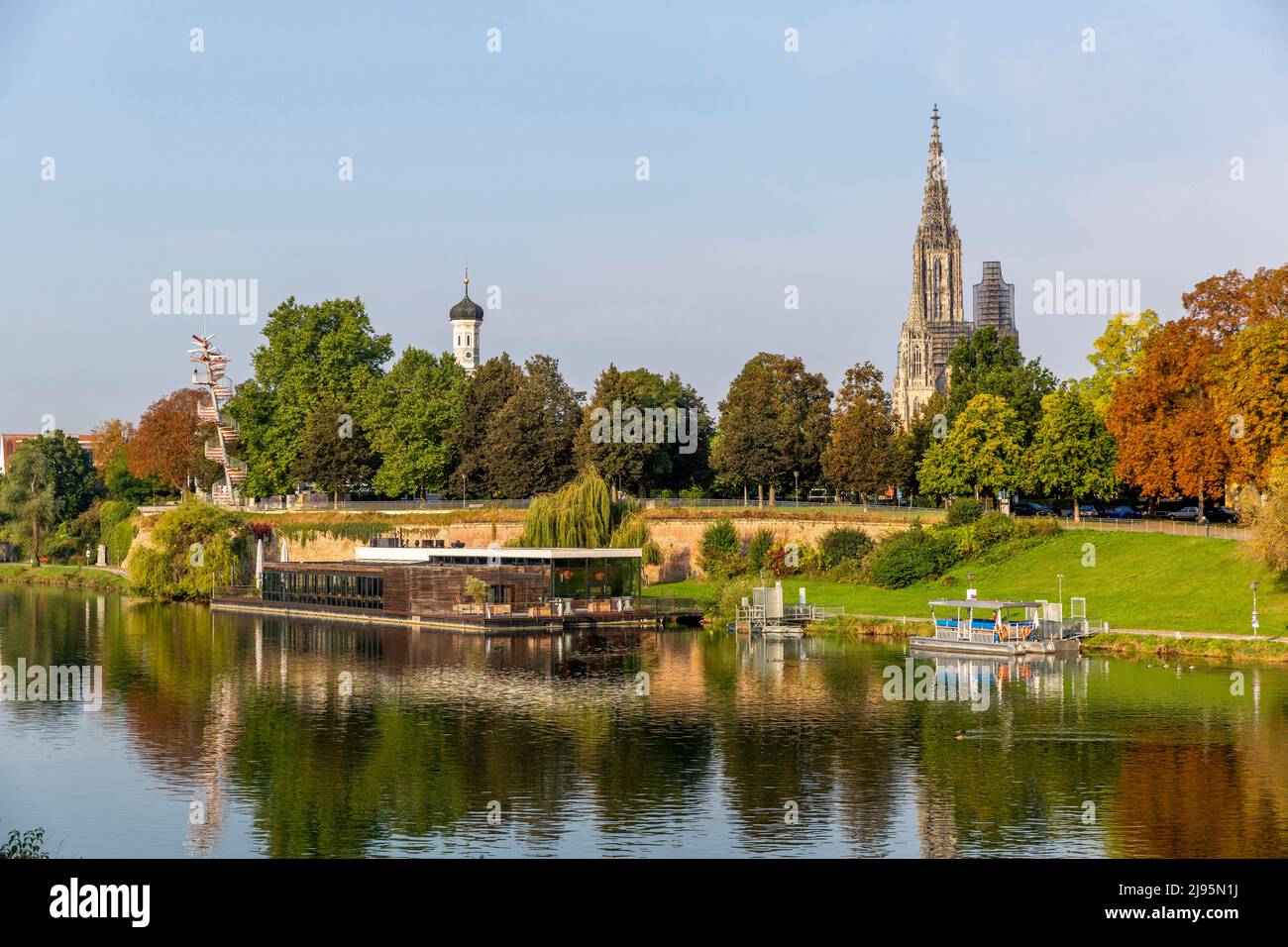 Paesaggio cittadino di Ulm con la famosa Cattedrale sullo sfondo Foto Stock