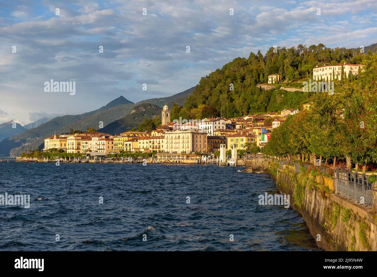 Bellagio sul Lago di Como nella bella luce notturna Foto Stock