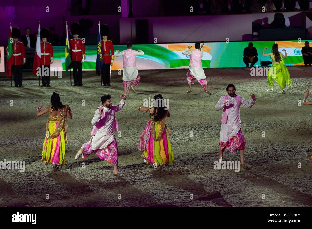 I ballerini della Bollywood Company. Gli ospiti sono stati entusiasti di assistere alla celebrazione del Platinum Jubilee questa sera alla presenza della Principessa reale nel parco privato del Castello di Windsor. 500 cavalli e 1.300 partecipanti da tutto il Commonwealth e il mondo hanno preso parte all'evento teatrale intitolato A Gallop Through History per celebrare il Regno di sua Maestà la Regina Foto Stock