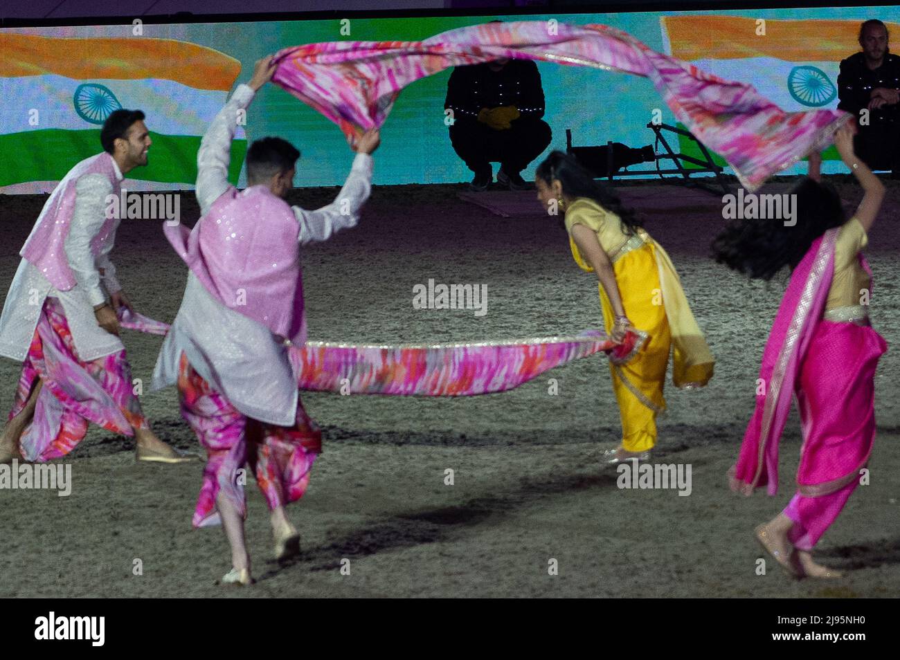 I ballerini della Bollywood Company. Gli ospiti sono stati entusiasti di assistere alla celebrazione del Platinum Jubilee questa sera alla presenza della Principessa reale nel parco privato del Castello di Windsor. 500 cavalli e 1.300 partecipanti da tutto il Commonwealth e il mondo hanno preso parte all'evento teatrale intitolato A Gallop Through History per celebrare il Regno di sua Maestà la Regina Foto Stock