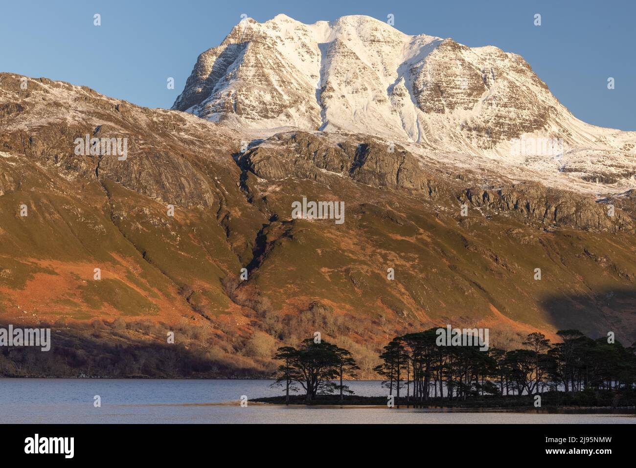 Slioch torreggia sul Loch Maree in inverno, Wester Ross, Scozia, Regno Unito Foto Stock