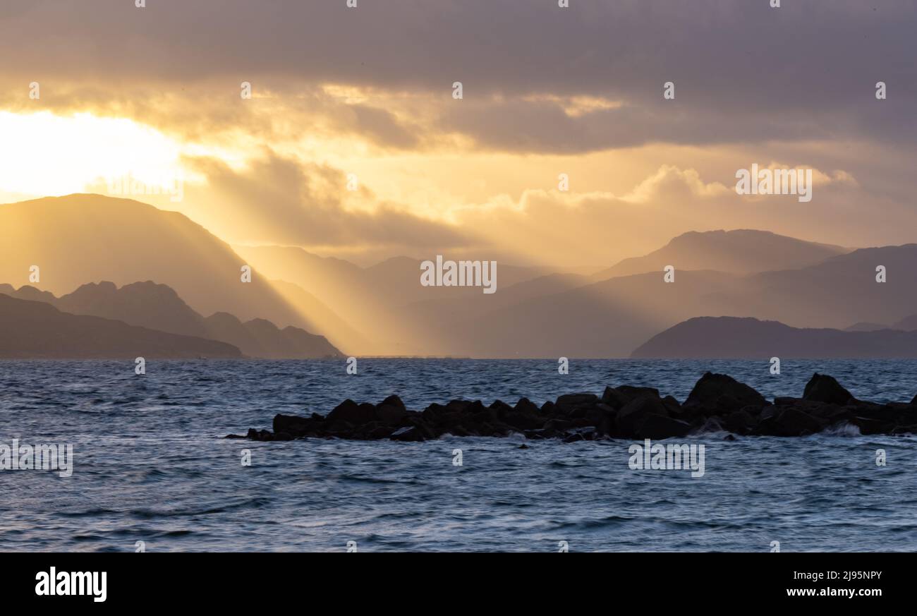 Loch Torridon all'alba da Red Point Beach, Wester Ross, Scozia, Regno Unito Foto Stock