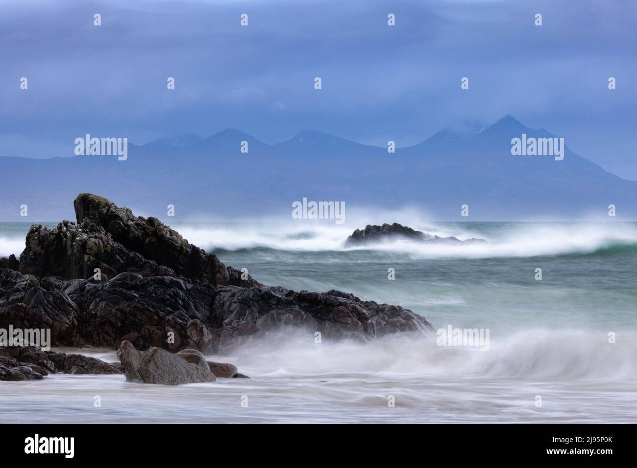Onde che si infrangono sulla spiaggia a Mellon Udrigle, con ben More Coigach Beyond, Wester Ross, Scozia, Regno Unito Foto Stock