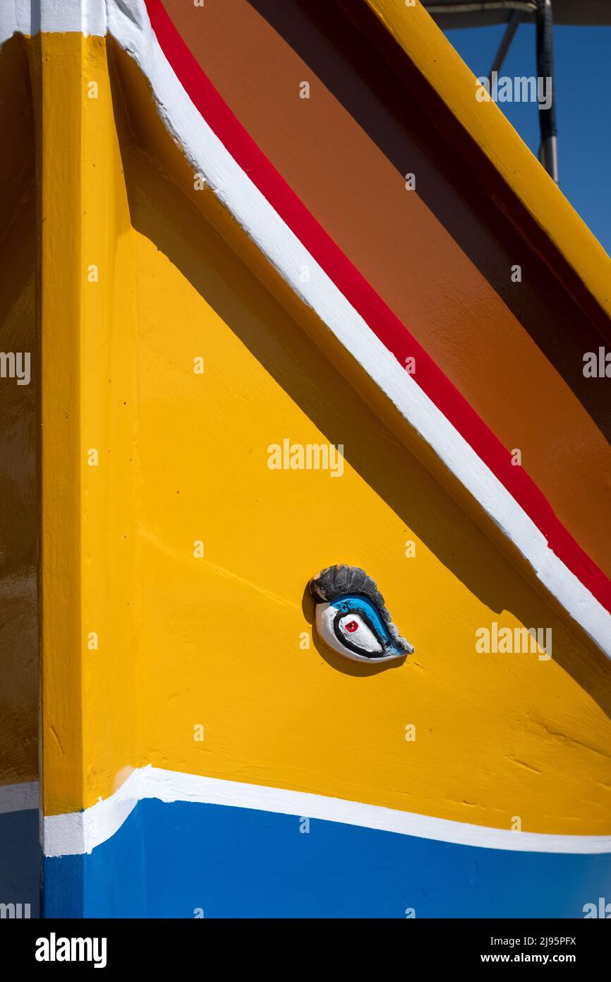 Design tradizionale degli occhi e colori di vernice su barca da pesca, Marsaxlokk, Malta Foto Stock