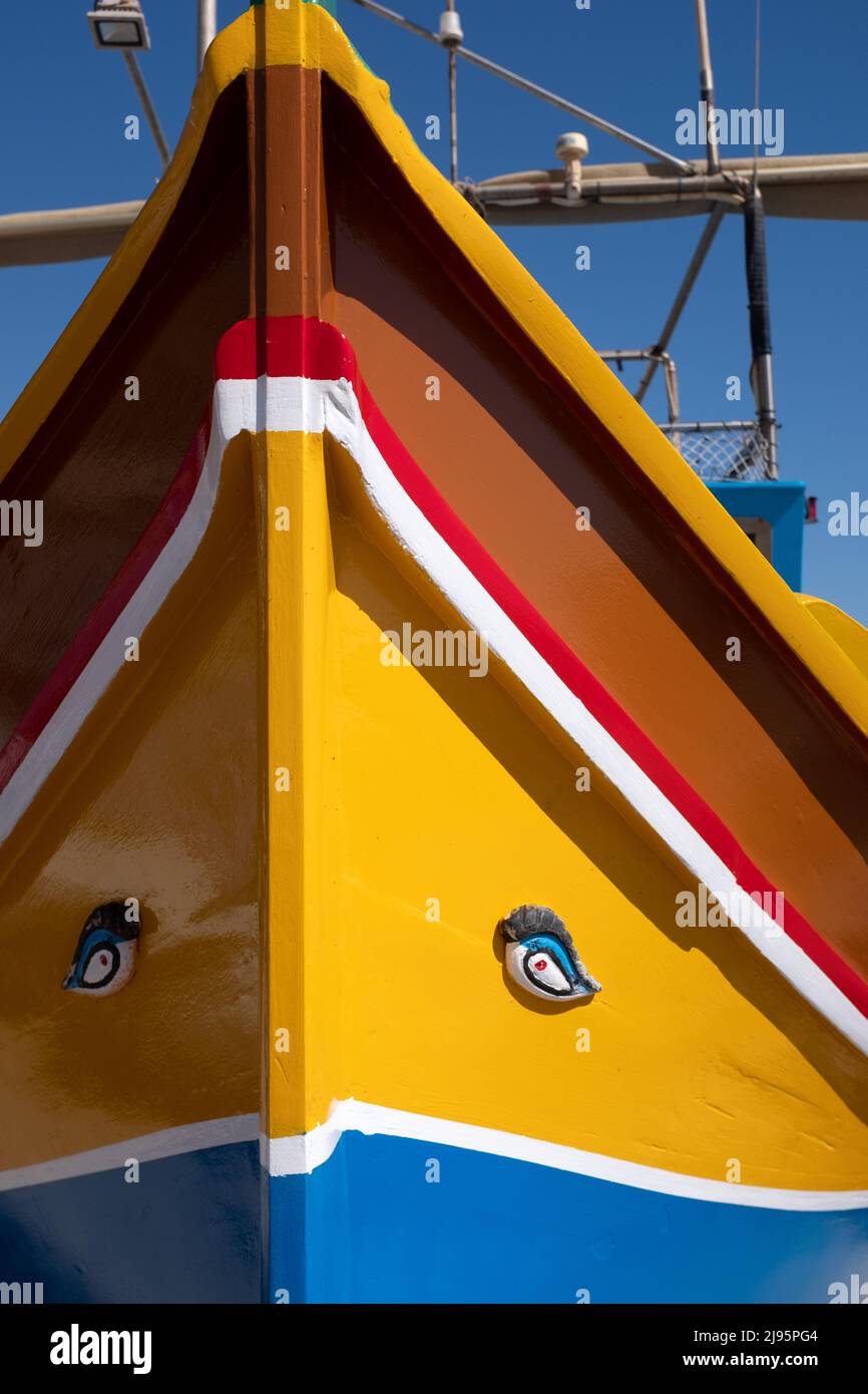 Design tradizionale degli occhi e colori di vernice su barca da pesca, Marsaxlokk, Malta Foto Stock