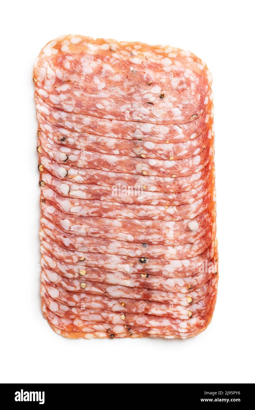 Salsiccia di salame italiana a fette con pepercorn isolato su sfondo bianco. Foto Stock