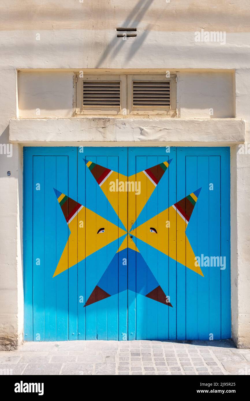 Croce Maltese nei colori tradizionali delle barche da pesca, Marsaxlokk, Malta Foto Stock