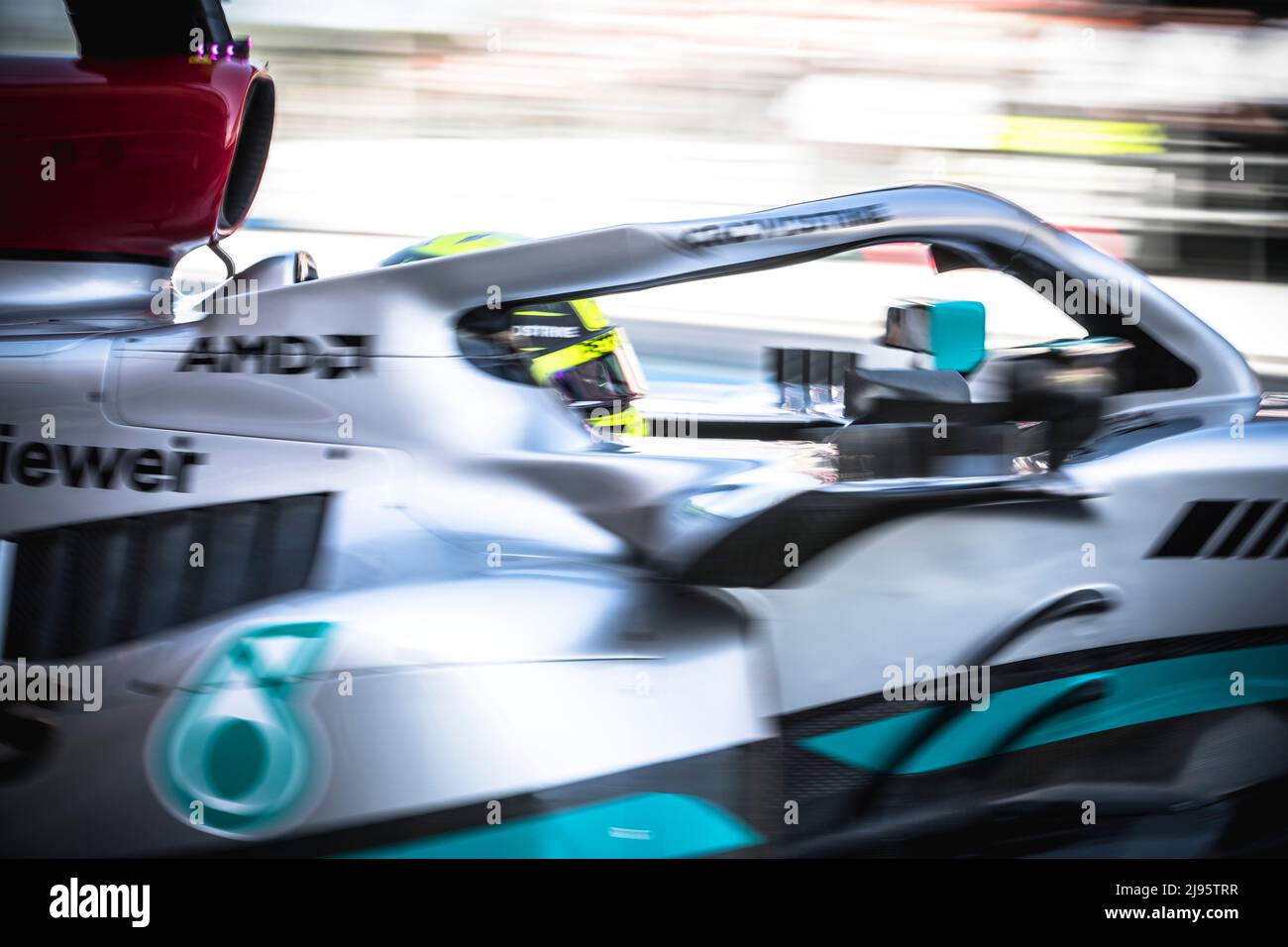 Barcellona, Spagna. , . MAX VERSTAPPEN (NED) dal team Red Bull Racing nel suo RB18 guida attraverso la pit lane durante la seconda sessione di prove del GP di Spagna al Circuit de Catalunya Credit: Matthias Oesterle/Alamy Live News Foto Stock