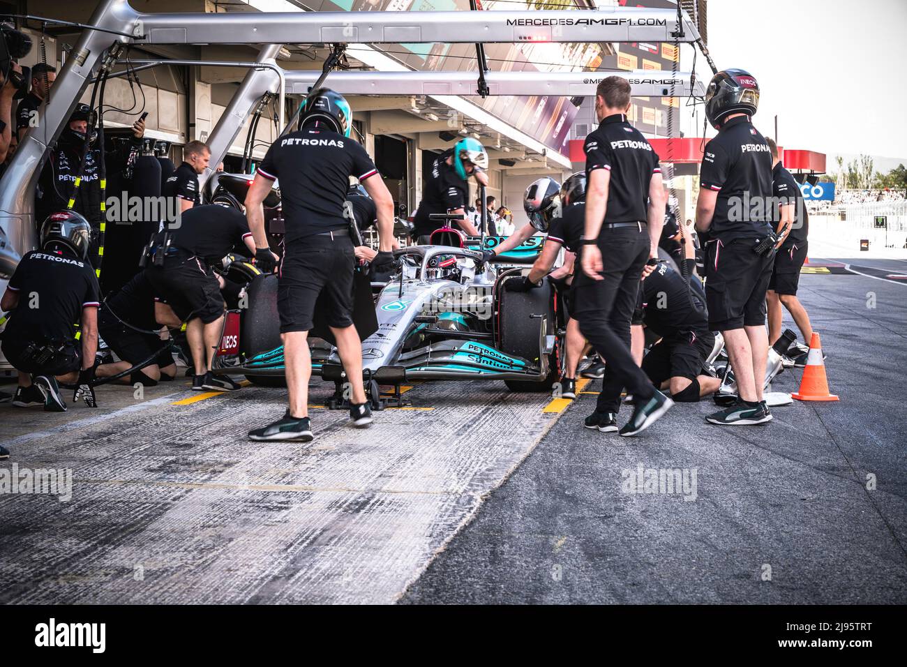 Barcellona, Spagna. , . MAX VERSTAPPEN (NED) dal team Red Bull Racing nel suo RB18 guida attraverso la pit lane durante la seconda sessione di prove del GP di Spagna al Circuit de Catalunya Credit: Matthias Oesterle/Alamy Live News Foto Stock