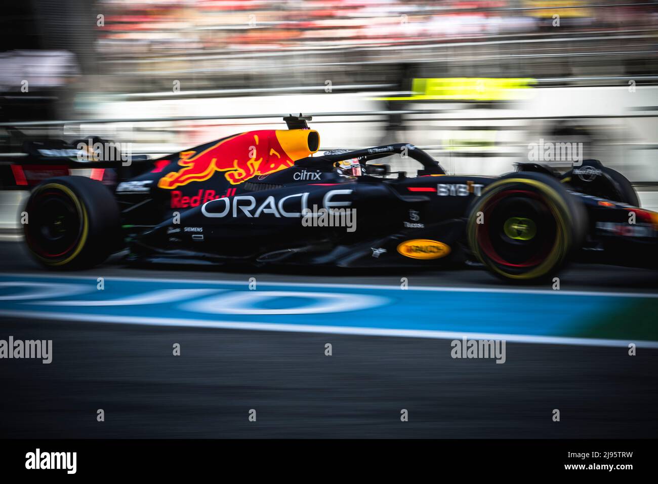 Barcellona, Spagna. , . MAX VERSTAPPEN (NED) dal team Red Bull Racing nel suo RB18 guida attraverso la pit lane durante la seconda sessione di prove del GP di Spagna al Circuit de Catalunya Credit: Matthias Oesterle/Alamy Live News Foto Stock