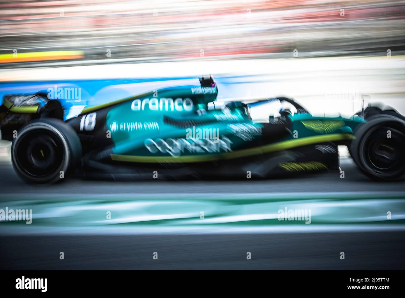 Barcellona, Spagna. , . SEBASTIAN VETTEL (GER) del team Aston Martin nel suo AMR22 guida attraverso la pit lane durante la seconda sessione di prove del GP di Spagna al Circuit de Catalunya Credit: Matthias Oesterle/Alamy Live News Foto Stock