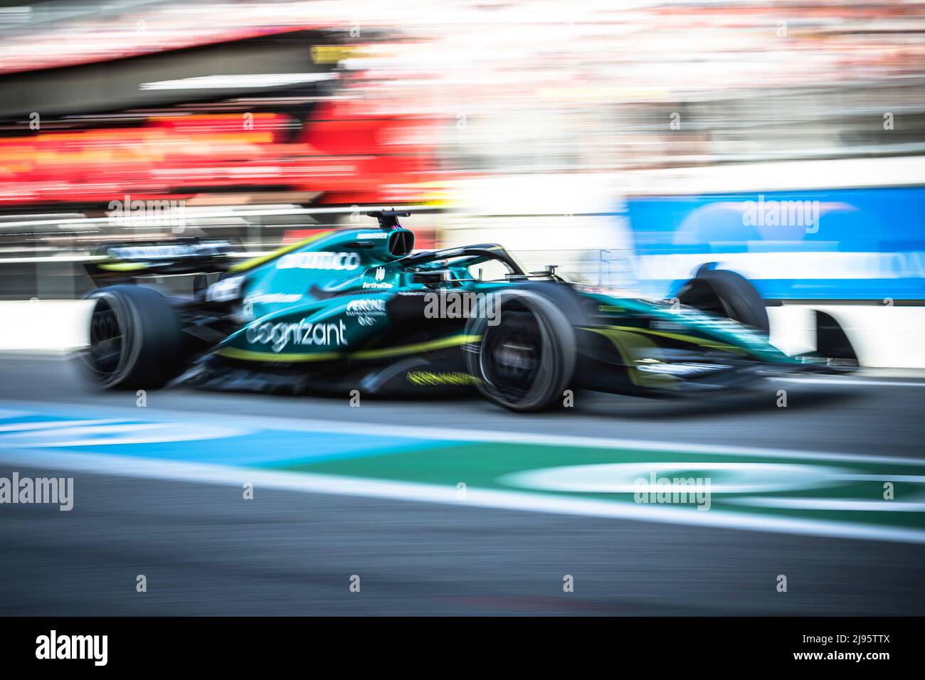 Barcellona, Spagna. , . SEBASTIAN VETTEL (GER) del team Aston Martin nel suo AMR22 guida attraverso la pit lane durante la seconda sessione di prove del GP di Spagna al Circuit de Catalunya Credit: Matthias Oesterle/Alamy Live News Foto Stock