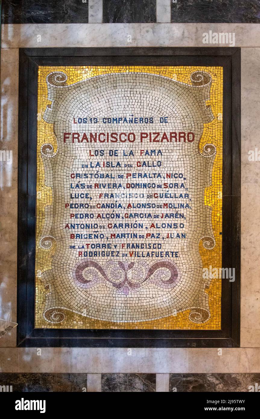 Mosaico con i nomi dei famosi tredici uomini che hanno continuato a viaggiare con Francisco Pizarro all'inizio del 1500s in cerca di oro in Perù. Foto Stock