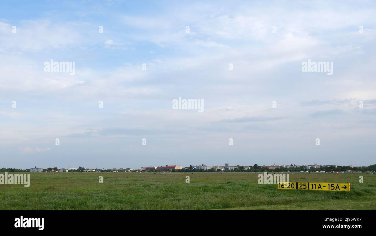 Berlino, Germania, ampia vista su Tempelhofer Feld con numeri di porta dall'ex aeroporto Tempelhof in primo piano Foto Stock
