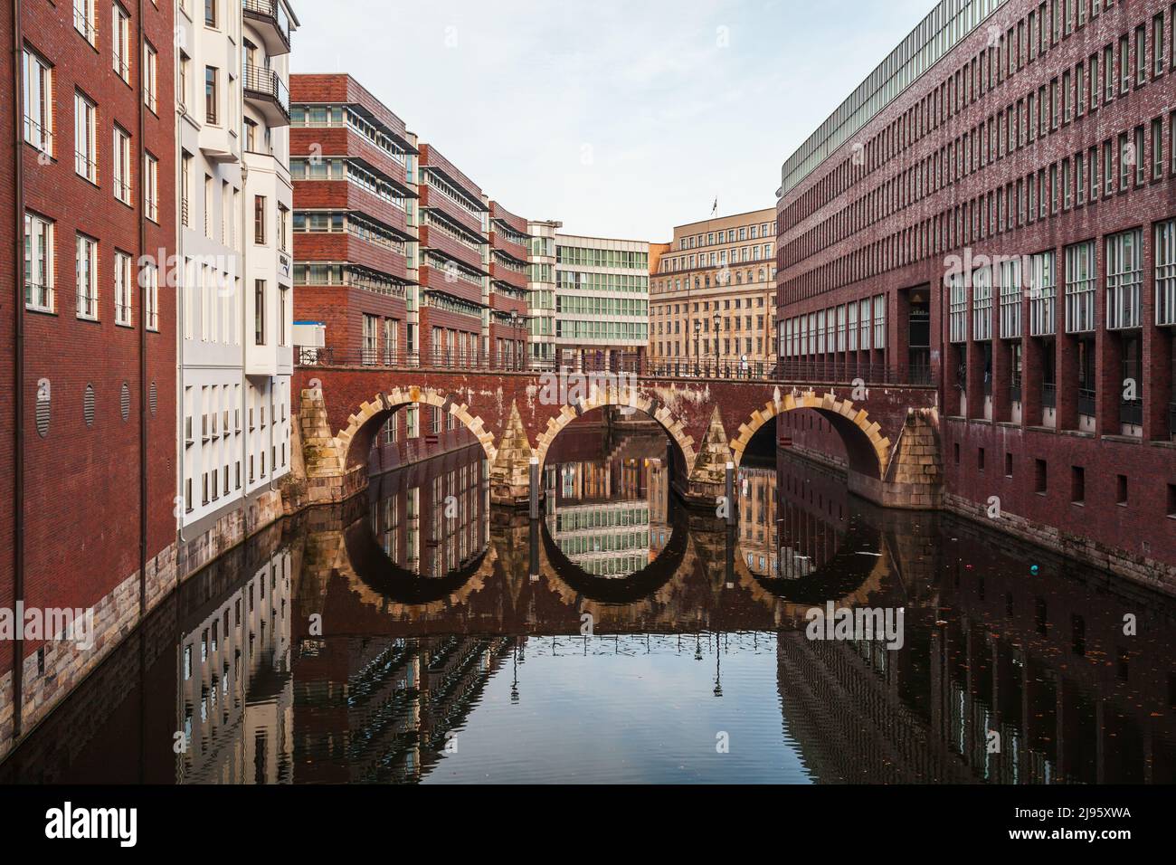Vecchio ponte della Speicherstadt, quartiere dei magazzini di Amburgo, Germania Foto Stock