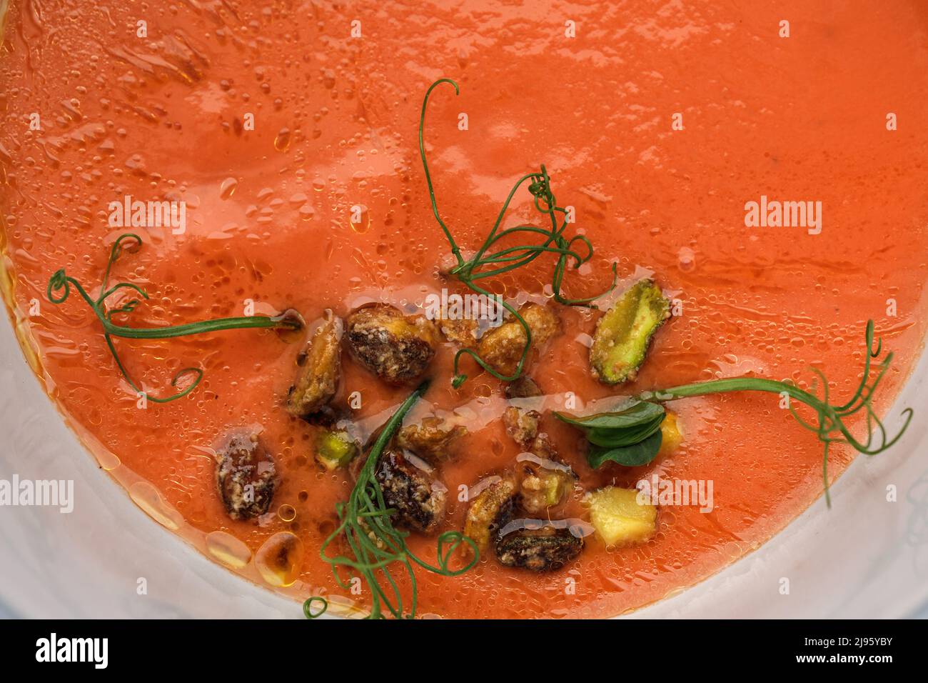 Ciotola di zuppa di gazpacho al pomodoro freddo con pistacchi. Concetto di cibo rinfrescante estivo Foto Stock