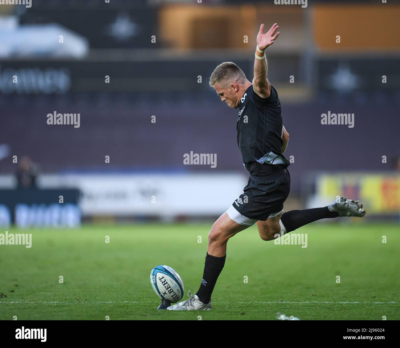 Gareth Anscombe di Ospreys Rugby, converte Jac Morgan di Ospreys Rugby, prova a farlo 10-12 Foto Stock