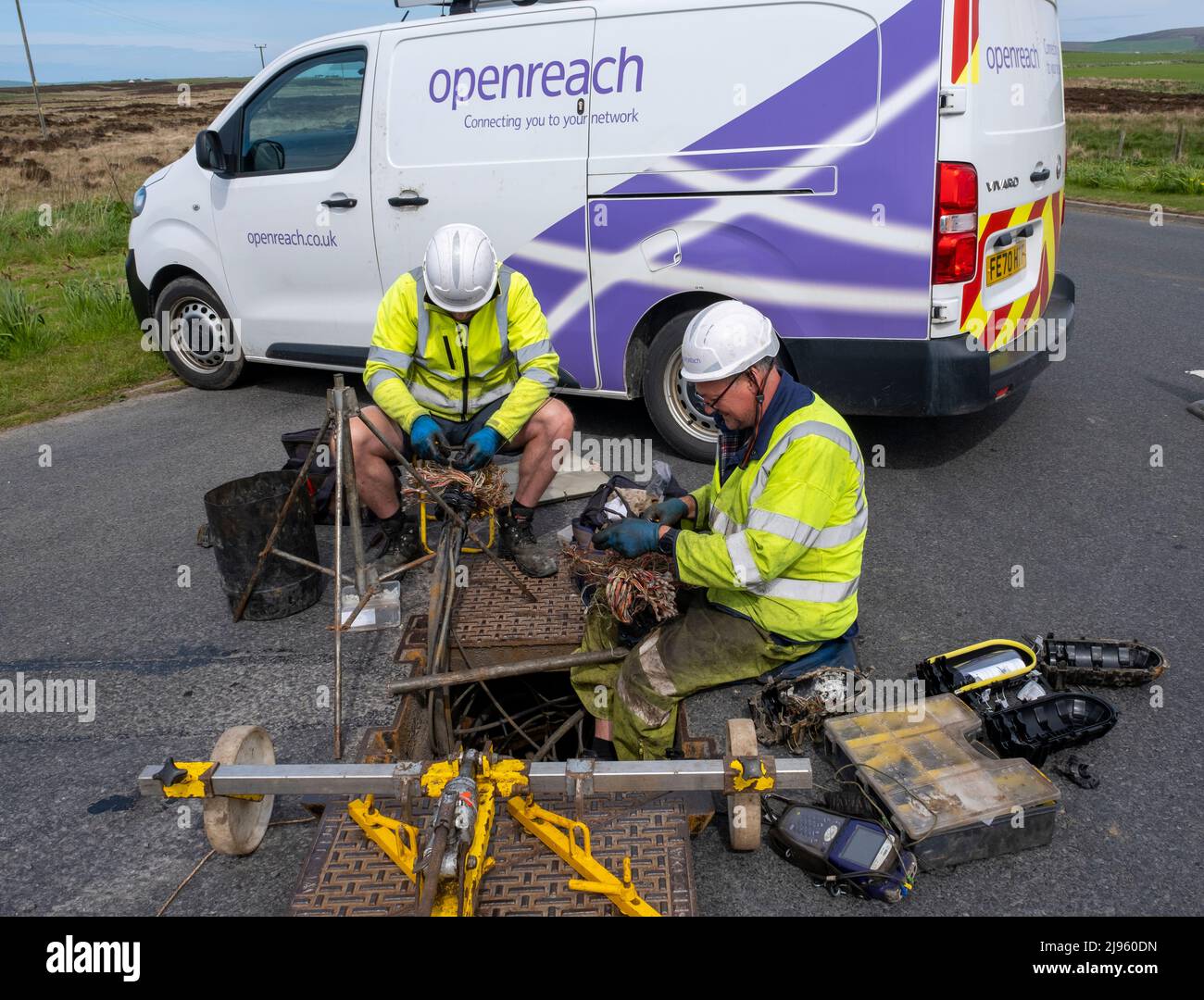 Ingegneri di telecomunicazioni che lavorano fuori su linee telefoniche sotterranee, Finstown, Orkney continentale, Scozia. Foto Stock