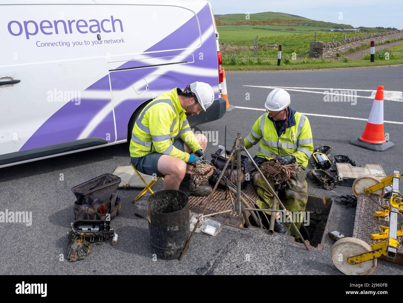 Ingegneri di telecomunicazioni che lavorano fuori su linee telefoniche sotterranee, Finstown, Orkney continentale, Scozia. Foto Stock