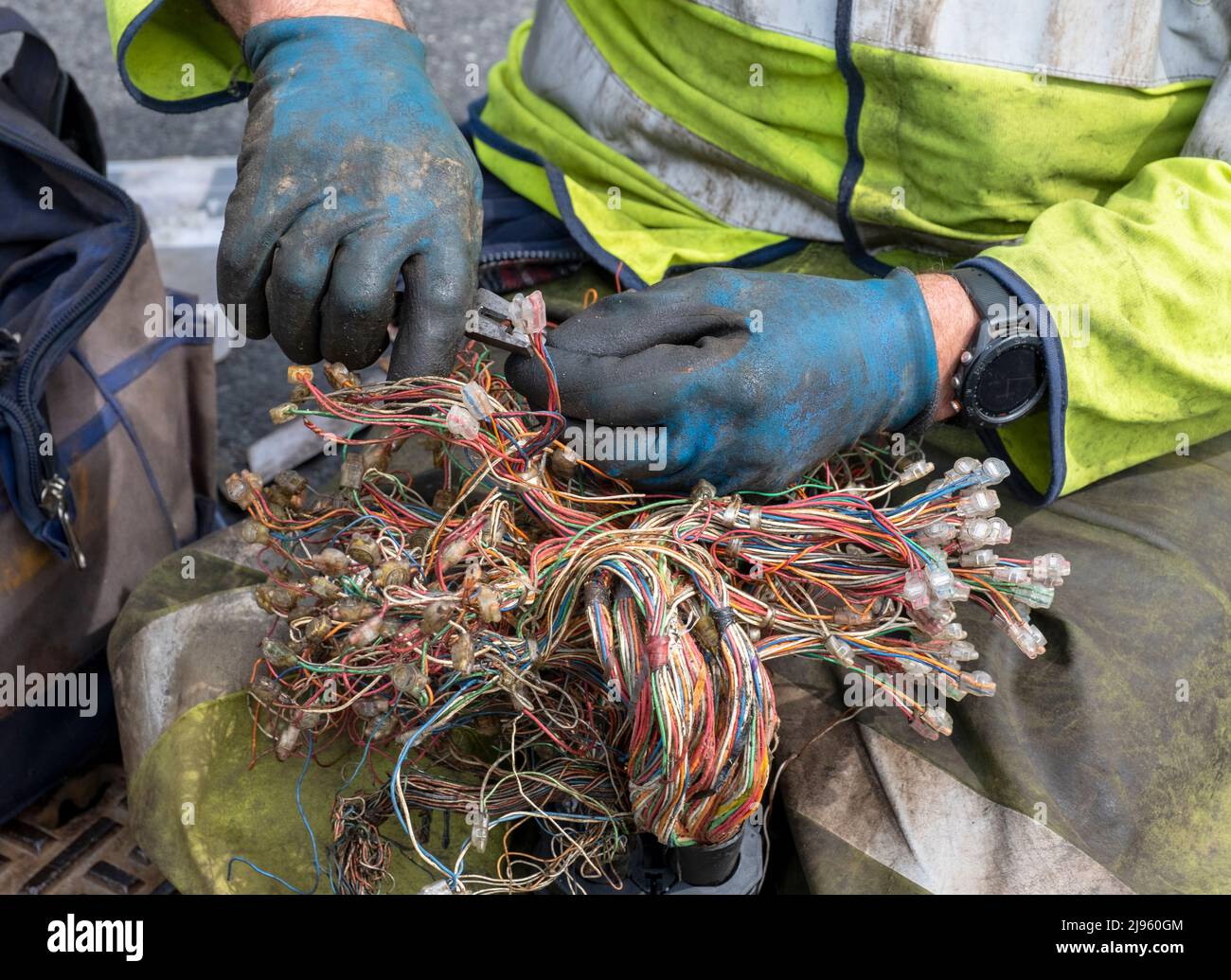 Ingegneri di telecomunicazioni che lavorano fuori su linee telefoniche sotterranee, Finstown, Orkney continentale, Scozia. Foto Stock