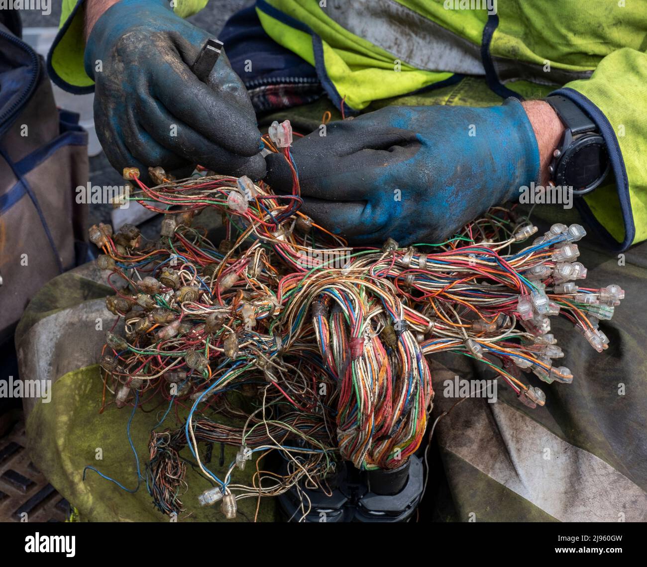 Ingegneri di telecomunicazioni che lavorano fuori su linee telefoniche sotterranee, Finstown, Orkney continentale, Scozia. Foto Stock