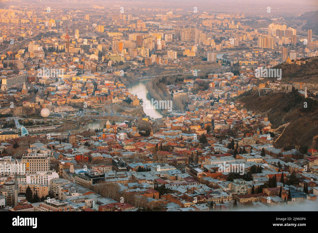 Tbilisi, Georgia. Vista panoramica dall'alto di Park Rike a Tbilisi, Georgia. Chiesa di Metekhi, Vecchio quartiere storico di Kala, Urban. Capitale georgiana Foto Stock