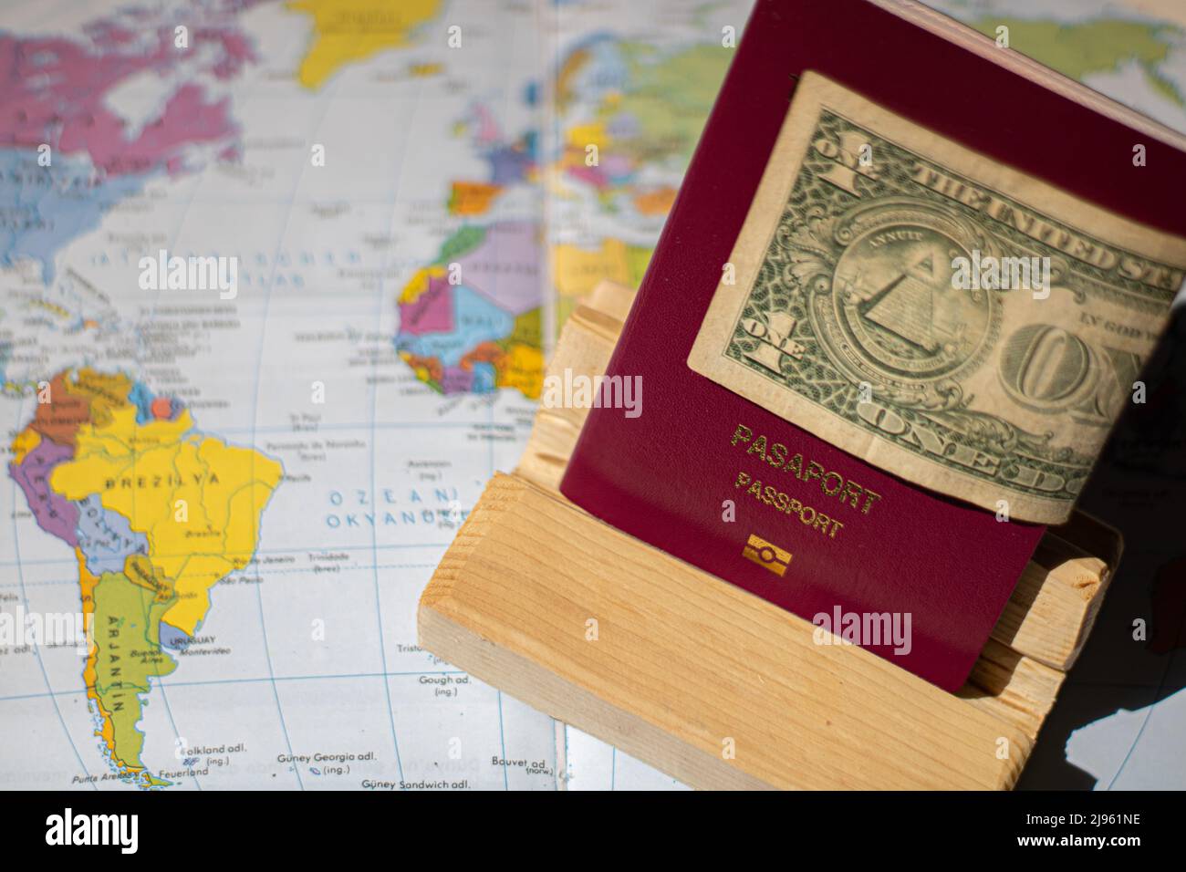 Passaporto, mappa del mondo e dollaro Foto Stock