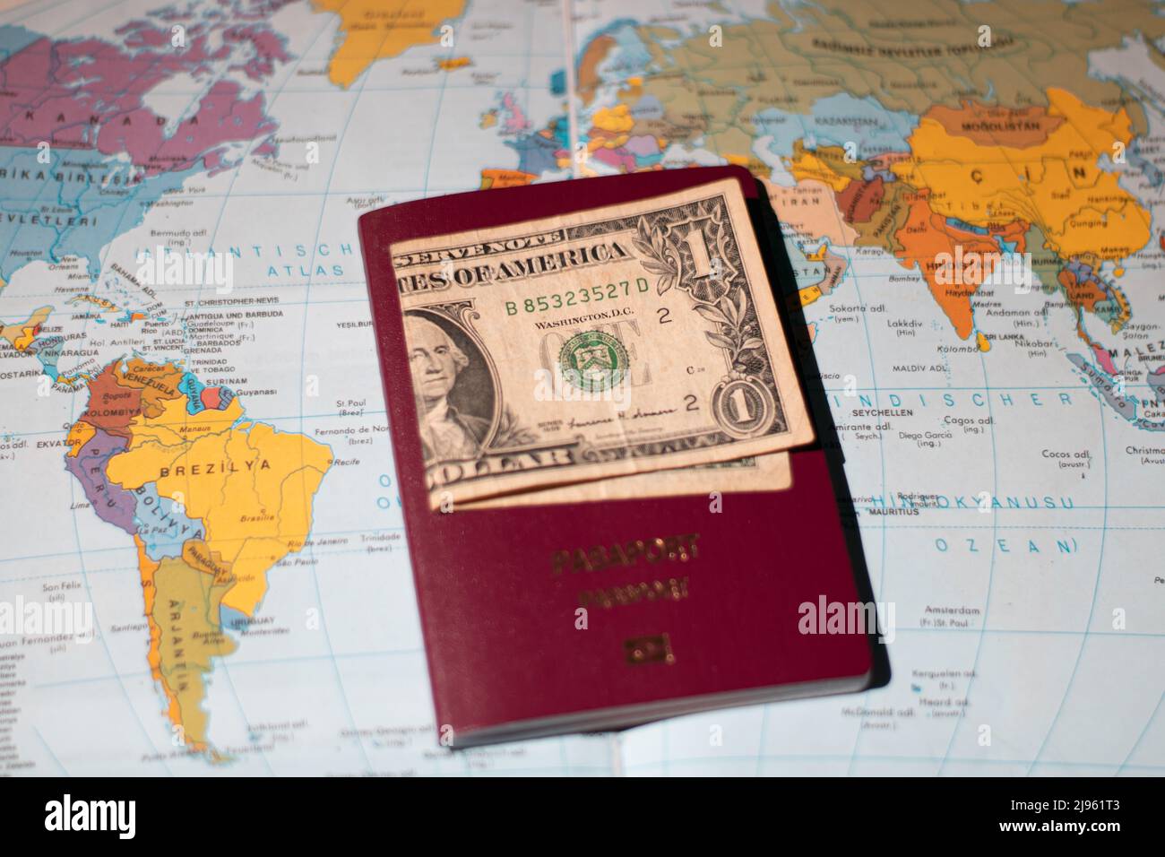 Passaporto, mappa del mondo e dollaro Foto Stock