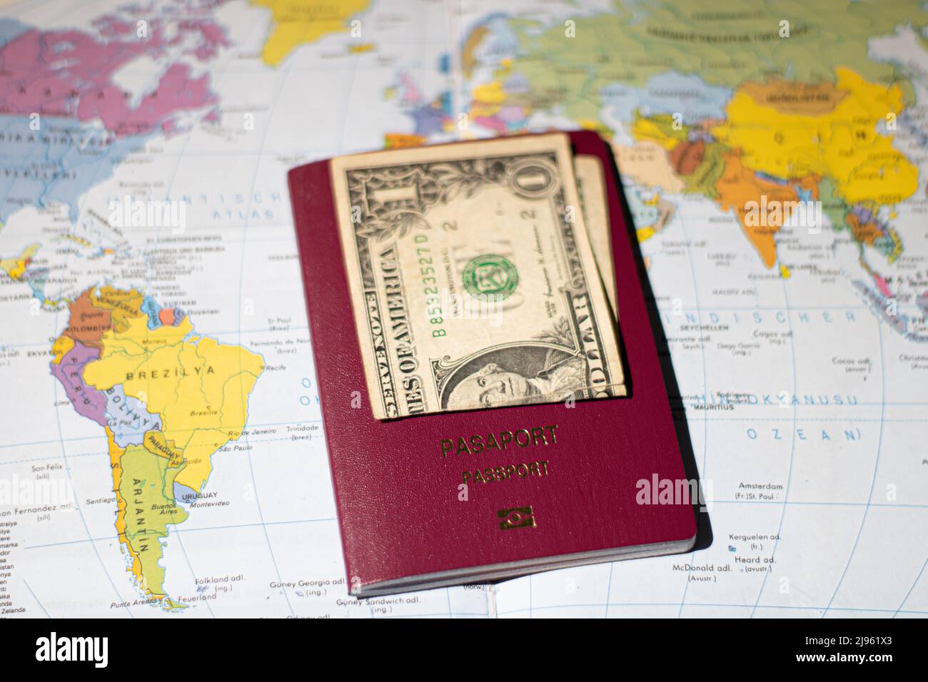 Passaporto, mappa del mondo e dollaro Foto Stock
