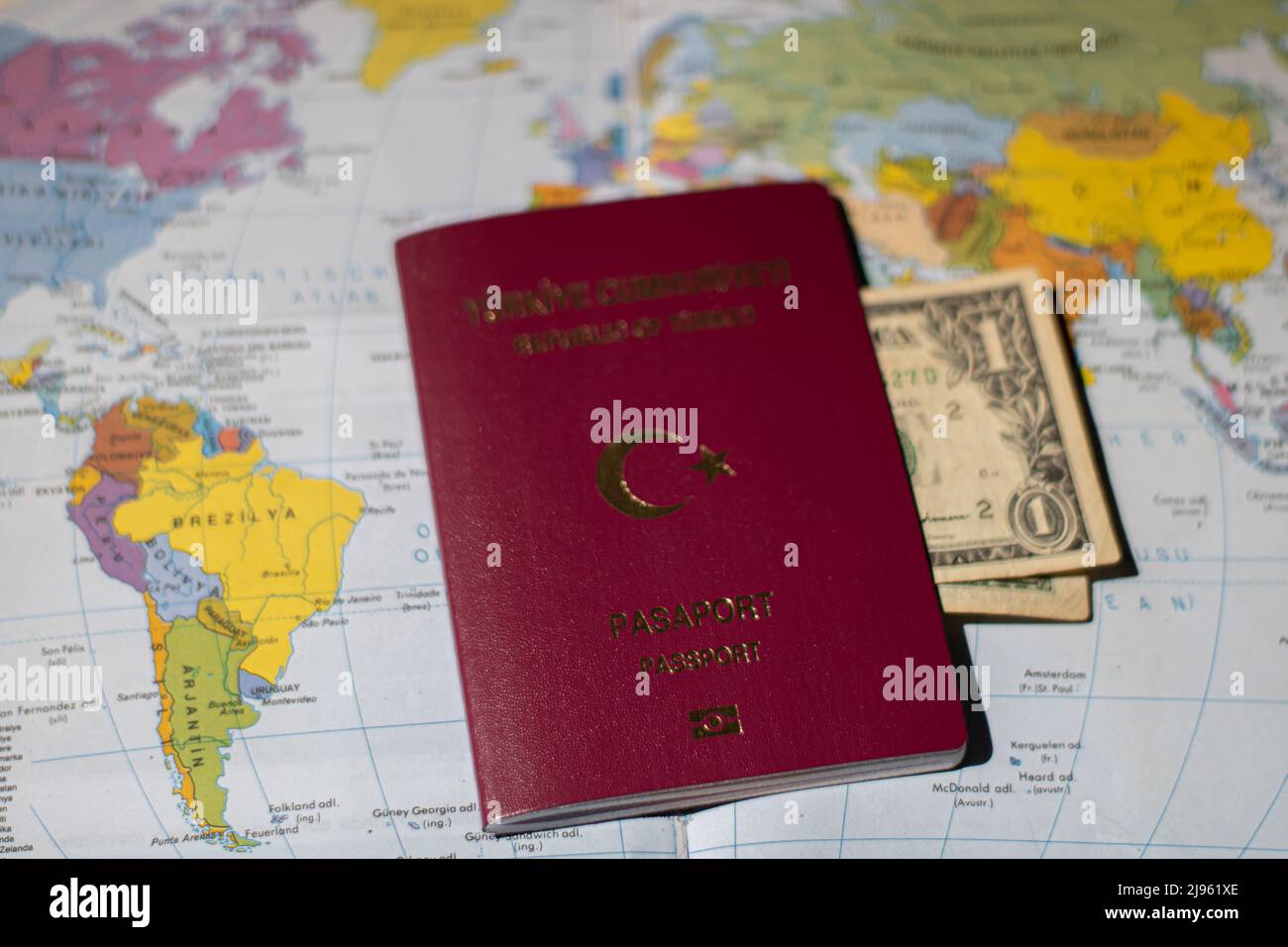 Passaporto, mappa del mondo e dollaro Foto Stock