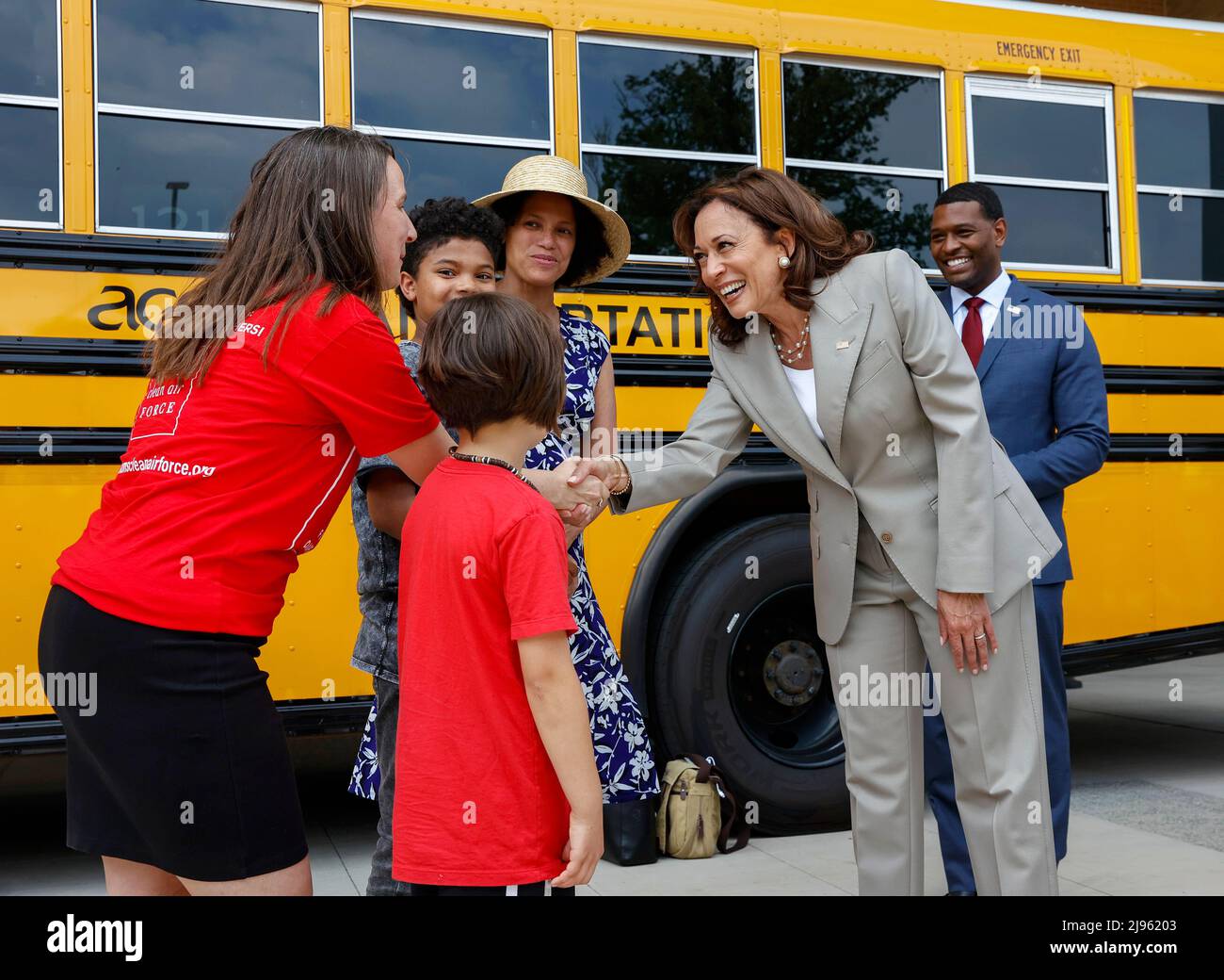 Falls Church, Stati Uniti. 20th maggio 2022. Il Vice Presidente Kamala Harris saluta le famiglie locali durante il suo tour degli autobus elettrici alla Meridian High School di Falls Church, Virginia, venerdì 20 maggio 2022. Foto di Jemal Countess/Pool/Sipa USA Credit: Sipa USA/Alamy Live News Foto Stock