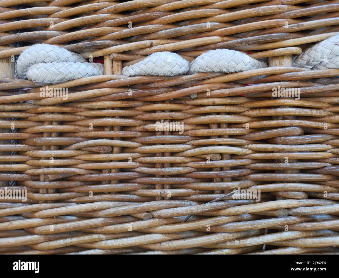 Primo piano del cestino del palloncino dell'aria calda del vimini tessuto con la corda per usare come sfondo Foto Stock