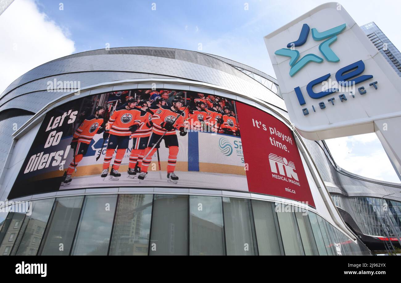 Edmonton, Alberta, Canada, 20 maggio 2022 - una foto dei membri degli Edmonton Oilers della NHL è proiettata su uno schermo all'esterno dell'arena Rogers Center nel Ice District di Edmonton, Alberta, Canada. Gli Oilers sono attualmente nei playoff della National Hockey League Stanley Cup. Don Denton/Alamy Live News Foto Stock