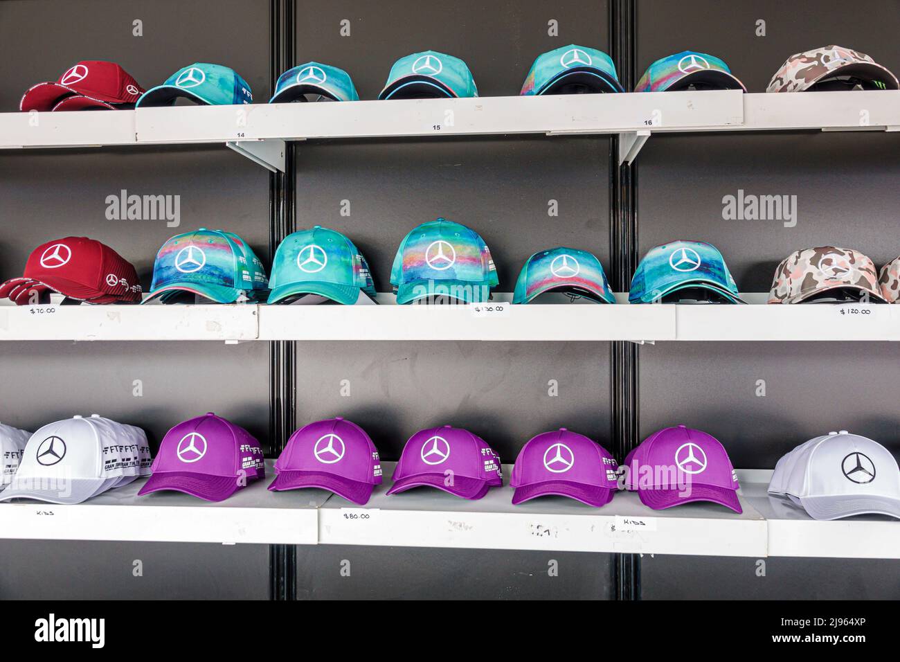 Shopping caps cappelli mercedes benz logo display sale immagini e  fotografie stock ad alta risoluzione - Alamy