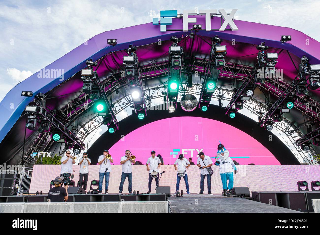 Miami Beach Florida, evento gratuito di FTX Off the Grid, evento di corse del Grand Prix Formula uno 1 F1 nel weekend di gara, esibizione di musicisti di band Foto Stock