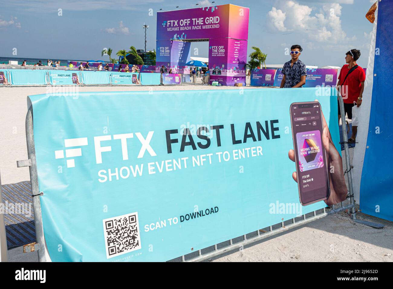 Miami Beach Florida, evento FTX Off the Grid, evento di corse di Formula uno 1 F1 nel weekend di gara, firma il download della scansione del codice QR NFT Foto Stock