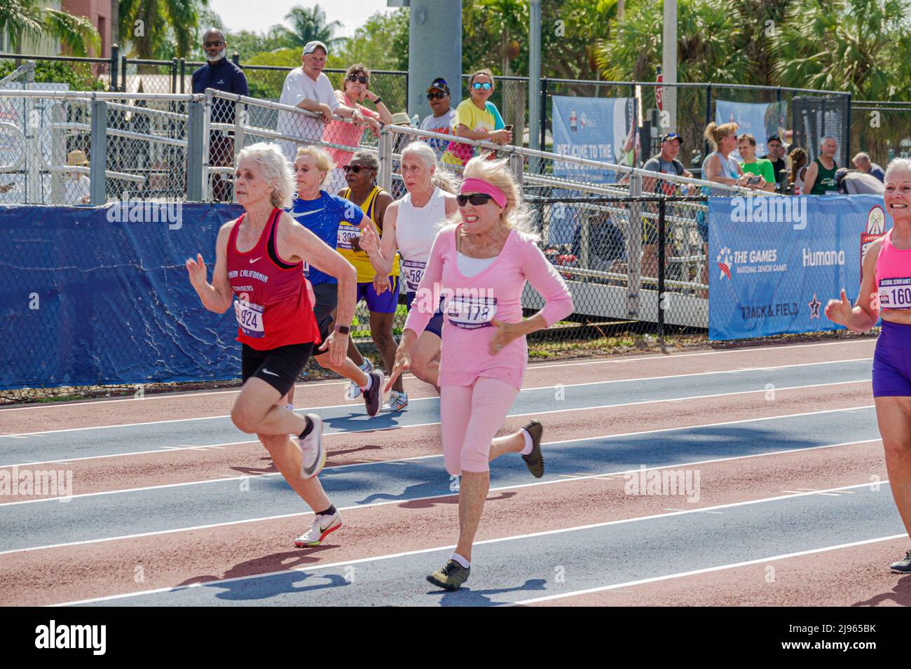 Fort ft. Lauderdale Florida, Ansin Sports Complex Track & Field National Senior Games, donne anziane runner concorrenti in corsa 100m 1 Foto Stock