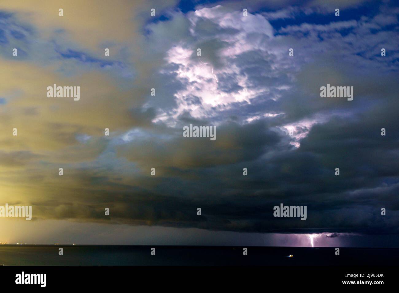 Miami Beach Florida, lampo bulloni striature strisce nuvole tempesta notte, sopra l'Oceano Atlantico Foto Stock