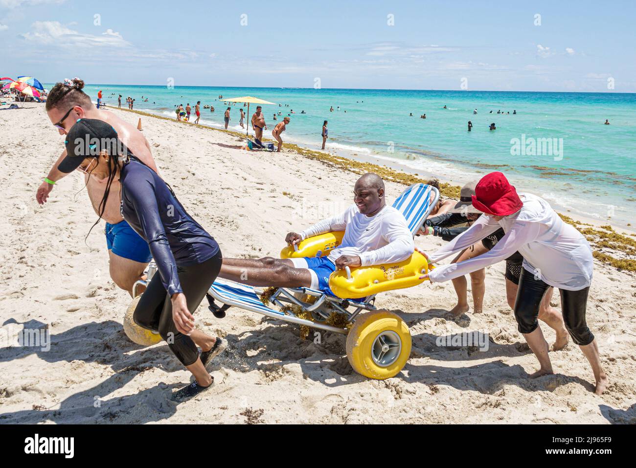 Miami Beach Florida, Sabrina Cohen Adaptive Beach Day, disabili esigenze speciali disabili waterwheels galleggianti sedia a rotelle, uomo nero donna maschio vo Foto Stock