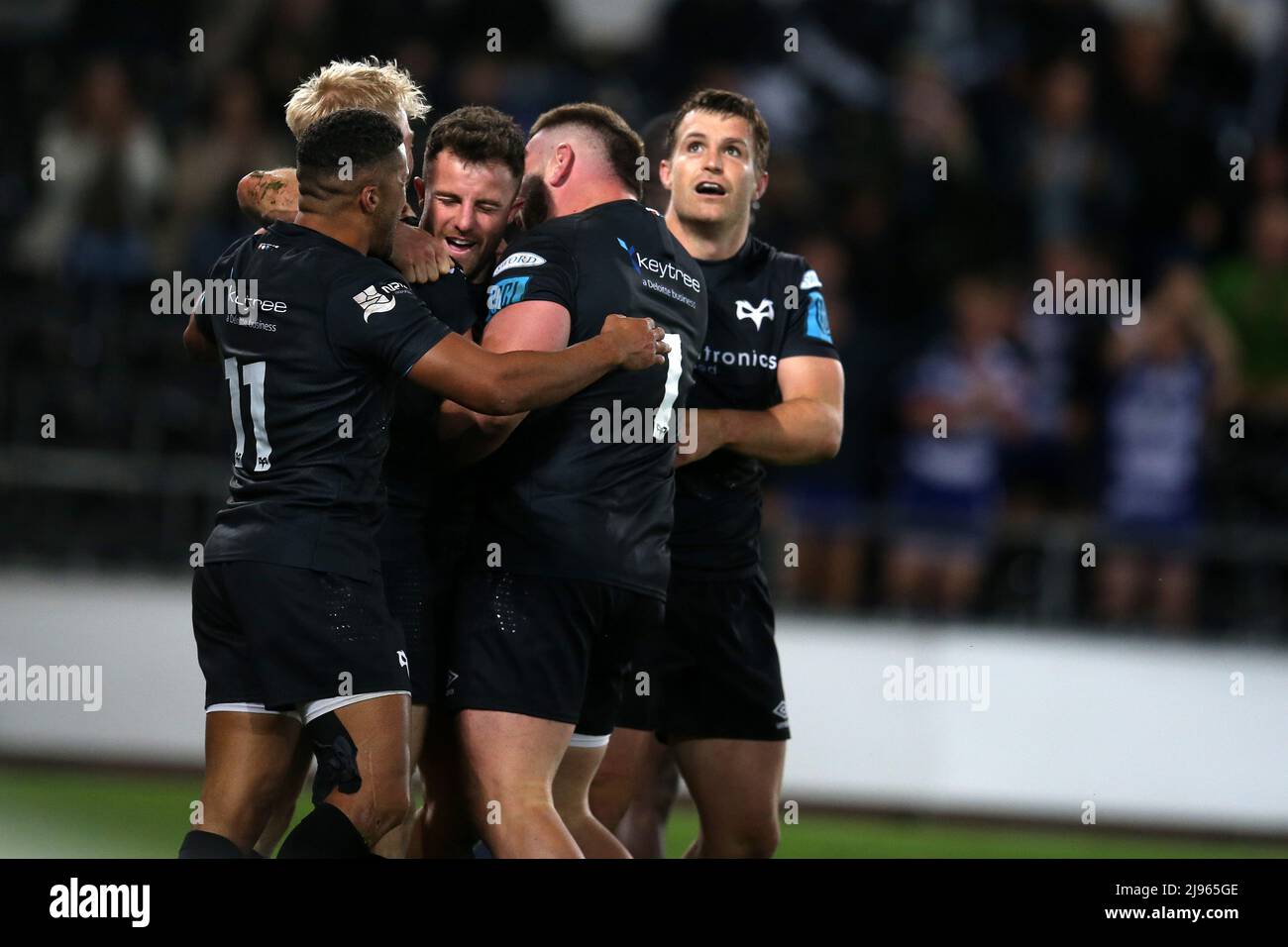 Swansea, Regno Unito. 20th maggio 2022. Luke Morgan of the Ospreys (c) festeggia con i compagni di squadra dopo aver ottenuto il punteggio finale per ottenere un punto bonus per gli Ospreys. United Rugby Championship, Ospreys v Vodacom Bulls allo stadio Swansea.com di Swansea, nel Galles del Sud, venerdì 20th maggio 2022. pic di Andrew Orchard/Andrew Orchard SPORTS photography/Alamy Live News credito: Andrew Orchard SPORTS photography/Alamy Live News Foto Stock