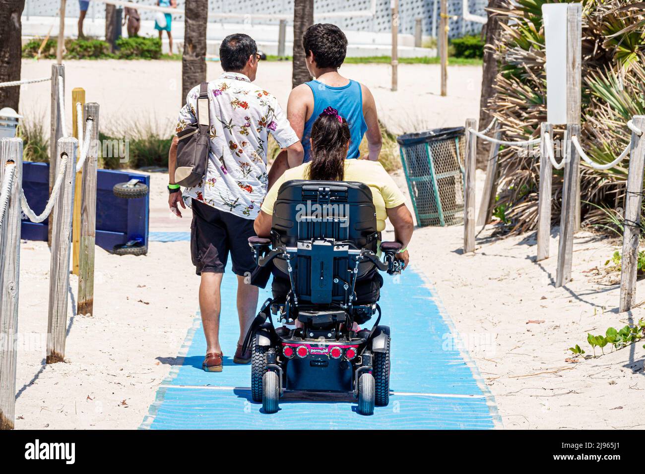Miami Beach Florida, Sabrina Cohen Adaptive Beach Day, disabili esigenze speciali disabili tappeto rampa famiglia padre figlio madre sedia a rotelle elettrica Foto Stock