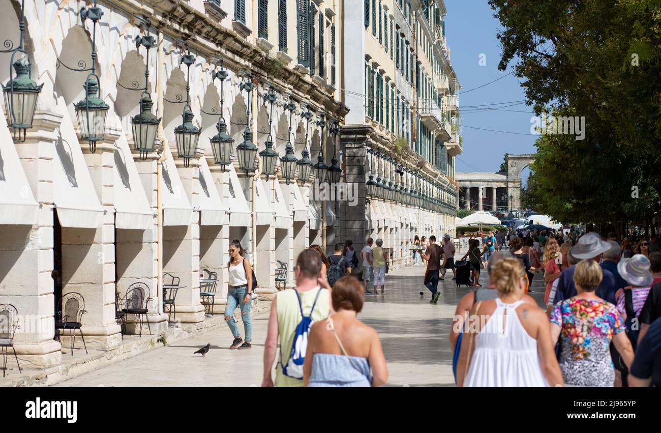 Corfù-Grecia, settembre 15 2015 gente locale e turisti a piedi Centro storico di Corfù città al sole Foto Stock