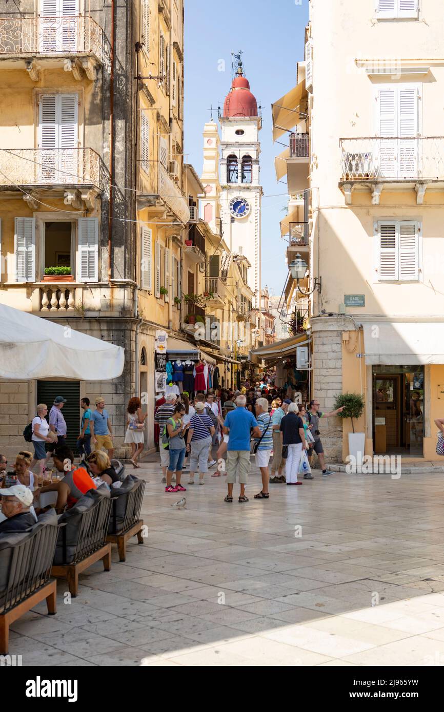 Corfù-Grecia, settembre 15 2015 negozi d'arte e boutique in una piccola strada laterale nel centro storico di corfù Foto Stock