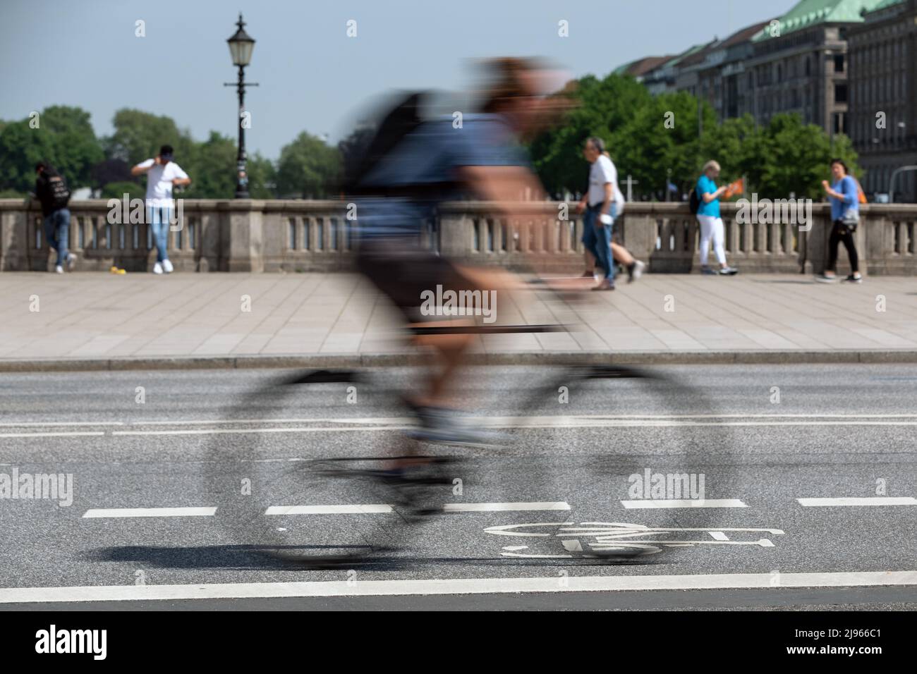 lunga esposizione di un ciclista sulla pista ciclabile Foto Stock