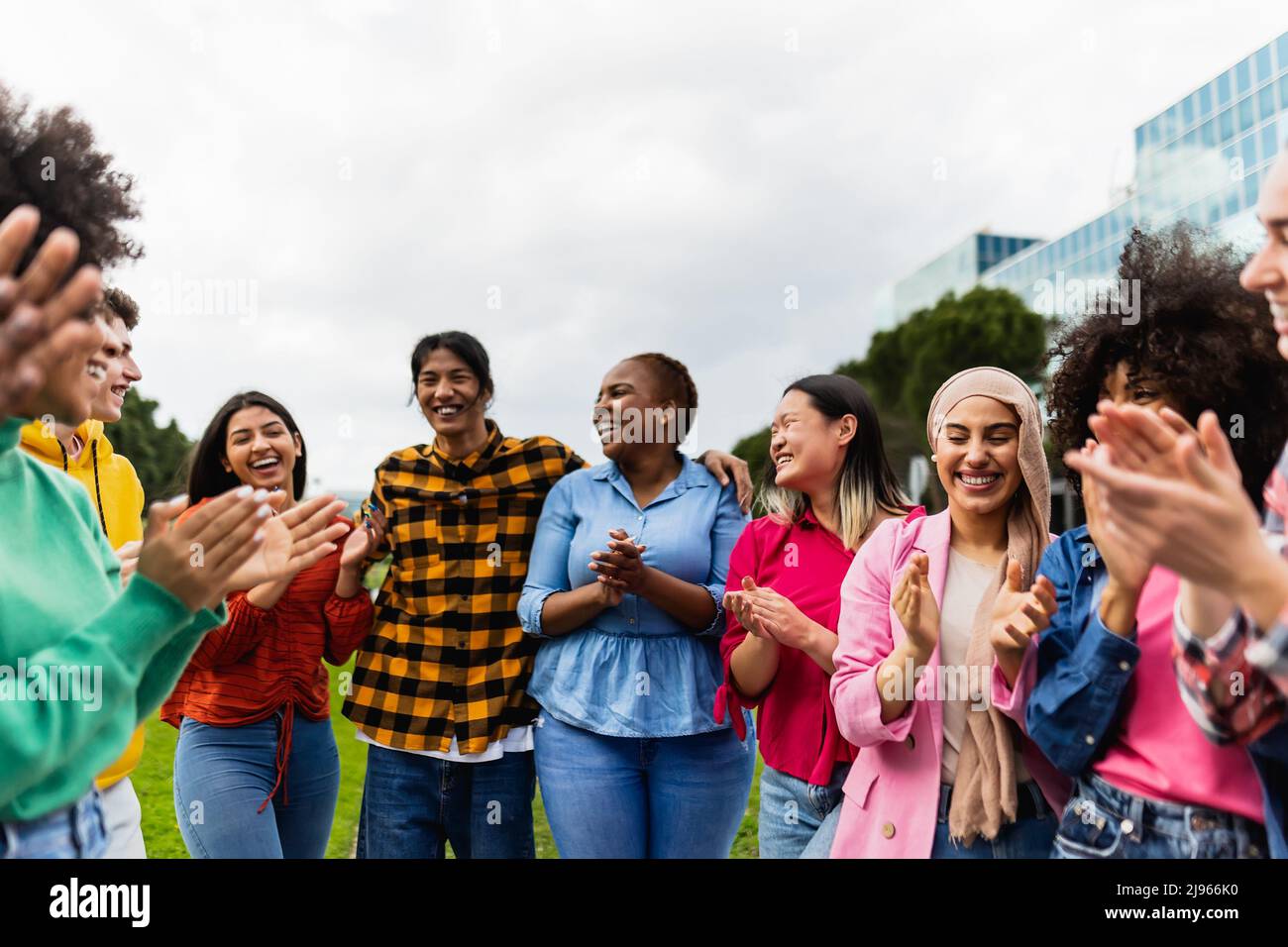 Giovane comunità multirazziale di amici divertirsi insieme all'aperto - concetto di amicizia e diversità Foto Stock