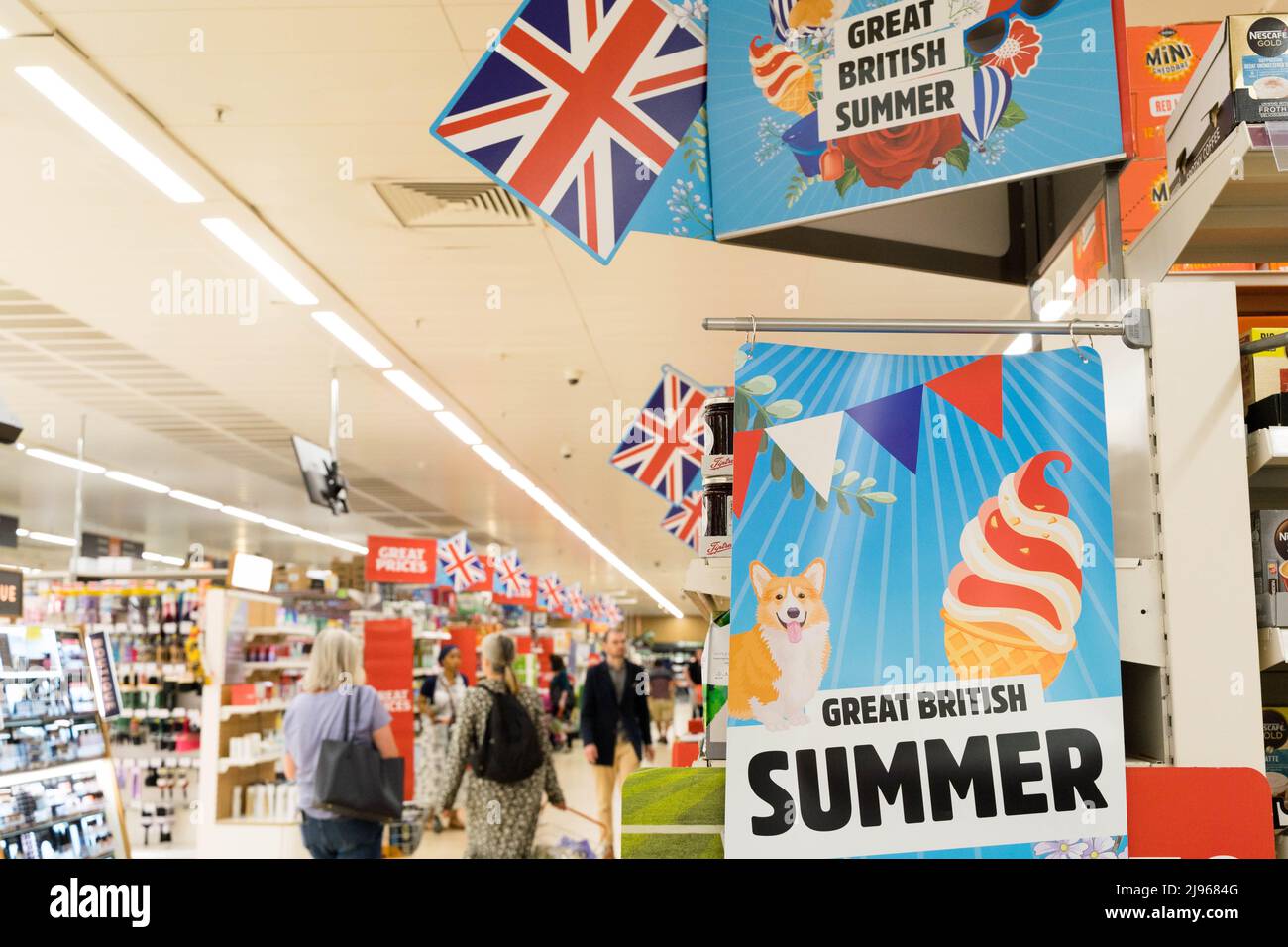 Donna acquirente che guarda la corsia di verdure fresche e frondosi presso il supermercato Sainsbury's London England UK Foto Stock